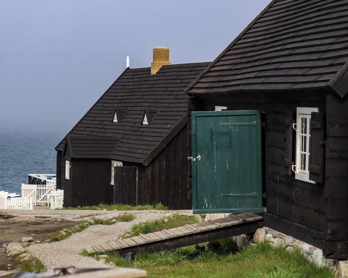 Older timber buildings shown in the Ilimanaq Lodge listing on Trivago.